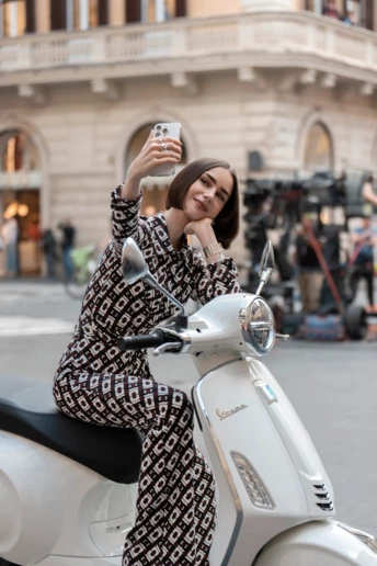 Як створювались модні образи 5 сезону “Емілі в Парижі”