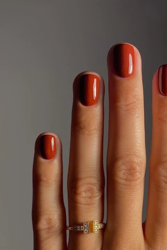 Забудьте про вишневий і бордовий: ось ідеальний червоний лак для святкового сезону