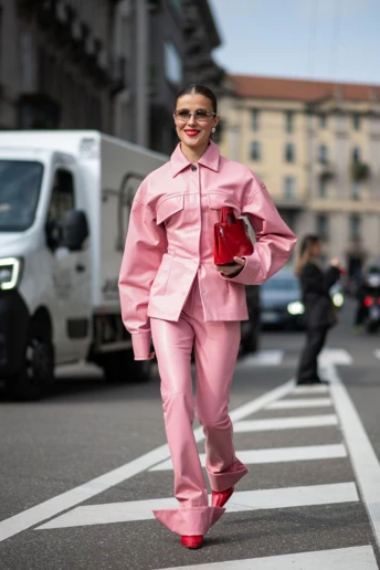 Кольорові шкіряні штани — гучний тренд сезону, який з нами надовго