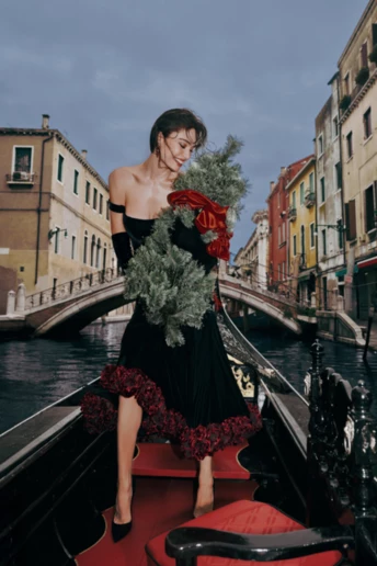 Rosa Rossa: український бренд Rosa Bianca презентував святковий кампейн, який став одою жіночності