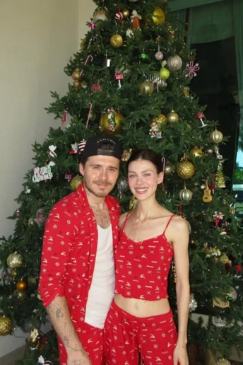 Дженніфер Лопес, Лілі Коллінз та інші: як зірки зустріли Різдво – підглядаємо в Instagram