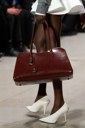 Білі туфлі-човники повертаються: головне взуття 2026 року, яке замінить чорні підбори