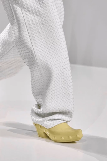 Жовте взуття — дивний тренд, який у 2026 році носитимуть усі