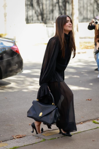 Чорний тоут, як у Кайлі Дженнер: найкраща містка сумка, яка витримає будь-що