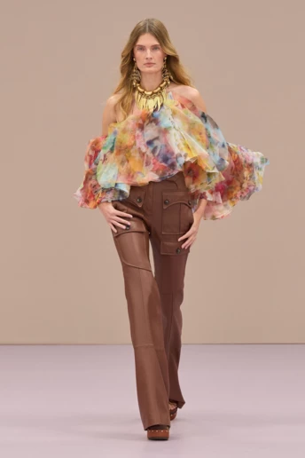 9 наймодніших штанів весни-літа 2026: від низької таліїї та капрі до шароварів