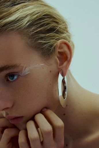 Криве дзеркало: як камери й екрани змінили наші стосунки з власним образом