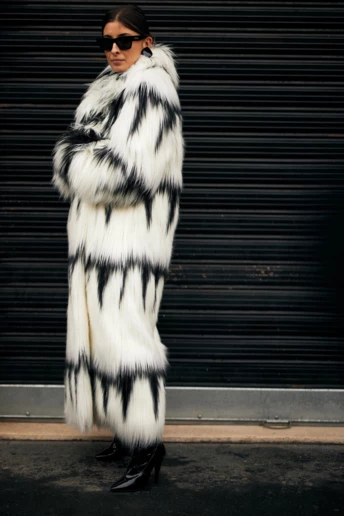 Streetstyle: хутряне пальто — головна річ у січні