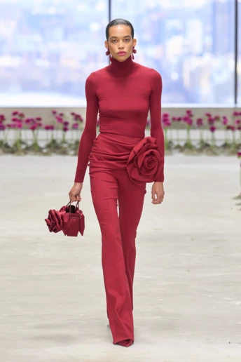 Як найкраще носити червоний решту зими: 6 порад з подіумів