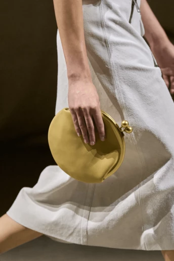 Цей "бабусин" аксесуар стане головним у сезоні весна-літо 2026 – і буде наймоднішим