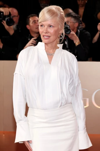 Зачіска на волосся середньої довжини, якщо вам за 50, — на прикладі Памели Андерсон