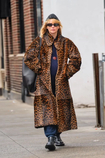 11 брендів з найкращими пальтами, у які постійно інвестують знамениті модниці