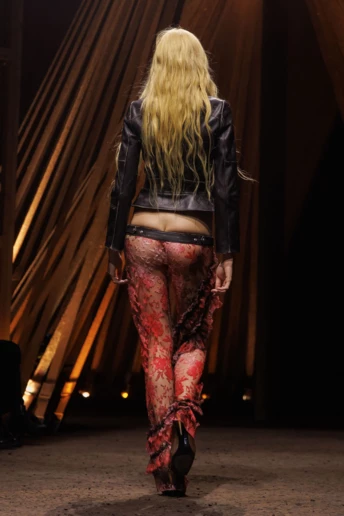 «Декольте» на сідницях — контроверсійний, але неймовірно сексуальний тренд 