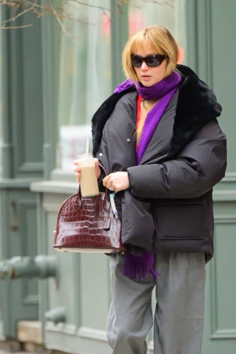 Ідеальний зимовий аксесуар, який варто запозичити у Дженніфер Лоуренс