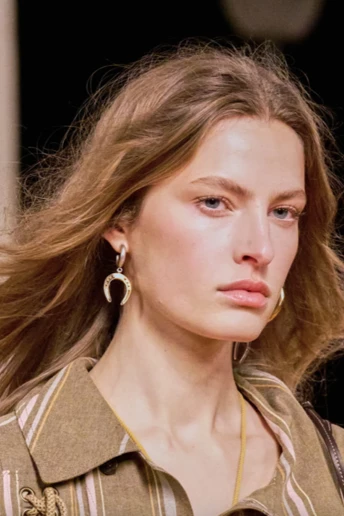 Французький б’юті-код весни: головна зачіска, яку носять у Парижі