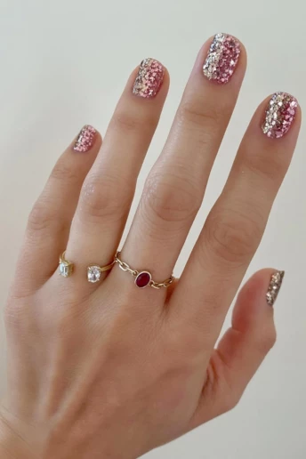 Princess Nails — трендовий манікюр із рожевим глітером, який створюється одним лаком