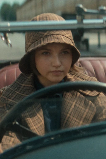 Чому "Сім циферблатів Аґати Крісті" — ідеальний серіал для січня