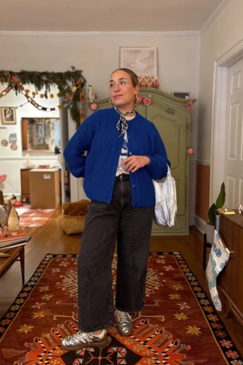 Кобальтово-синій кардиган – найкращий спосіб носити наймодніший колір року взимку