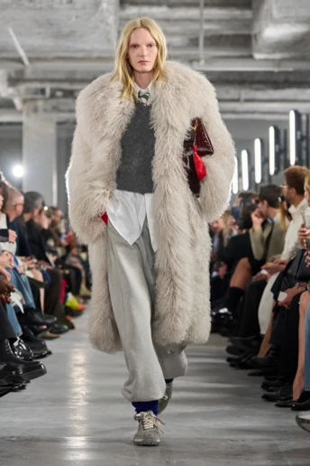 Джогери, заправлені у шкарпетки, — несподіване та наймодніше повернення завдяки подіумам