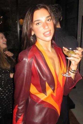 Дуа Ліпа повертає блискучий манікюр у стилі 2000-х