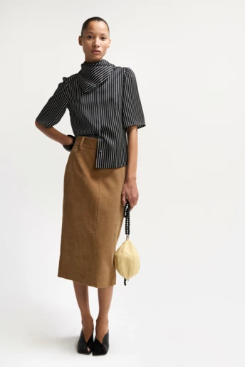 Чому всі знову носять спідницю-колону з 1990-х — і яке взуття до неї обрати