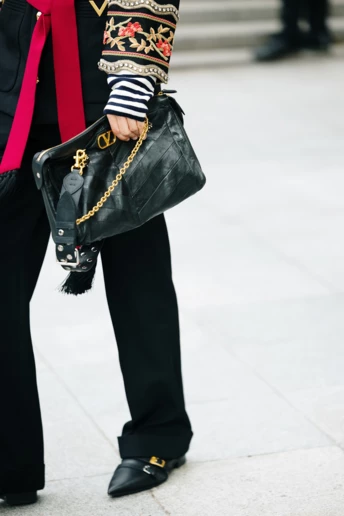 "Зістарена" шкіряна сумка — наймодніший аксесуар цього холодного сезону