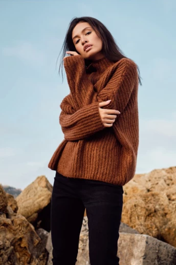 Светри оверсайз: як носити об’ємний трикотаж і виглядати стильно