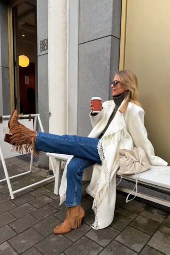 Торочки, кросівки та синій светр: 5 образів від модниць, які варто запланувати собі на лютий 