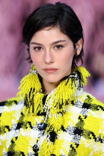 Французький шик у дії: Ґрейсі Абрамс дебютувала з новою pixie-стрижкою в Парижі