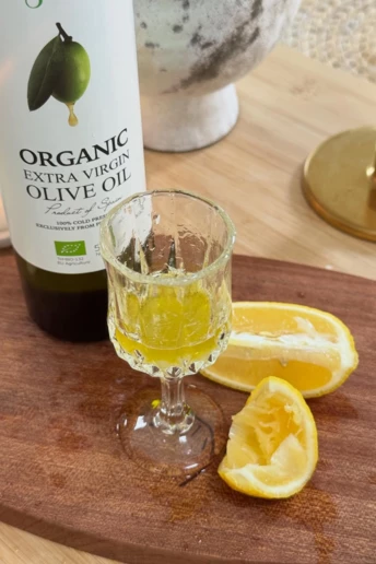 Одна ложка перед сном: навіщо п’ють оливкову олію з лимоном