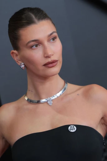 Ці значки стали головним аксесуаром під час сезону нагород 2026 року