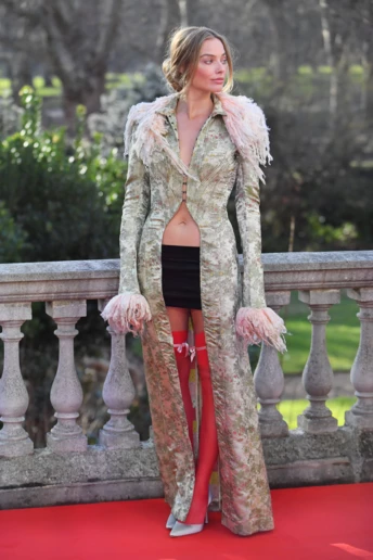 Найчуттєвіші образи Марго Роббі у промотурі "Буремного перевалу"