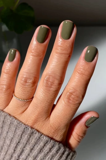 Зелені нігті: ось неочікуваний колір, від якого шаленітимуть усі цього року