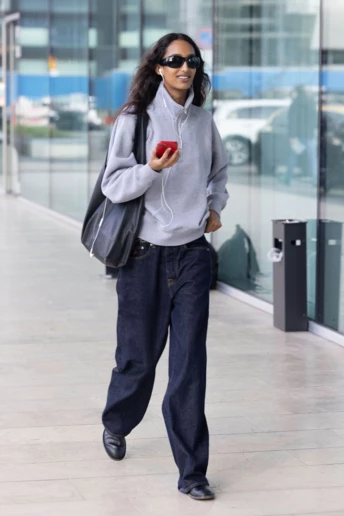 Вузькі мішкуваті джинси — цей гібридний силует є головним у 2026 році