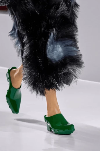 В’єтнамки, балеткроси і рожеві підбори: 10 трендів взуття, які захоплять 2026 рік