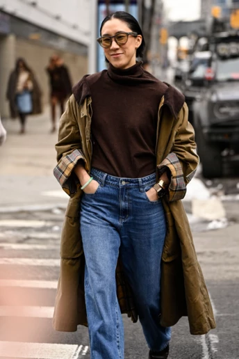 Джинси + джемпер: найзрозуміліше поєднання на весну, яке не потребує жодних уточнень 