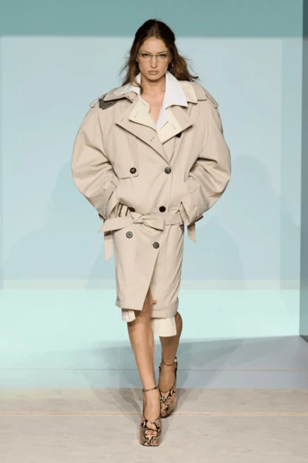7 способів носити тренч у 2026 році: головні модні ідеї з подіумів