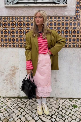 Цей колір інфлуенсерки зараз носять у будь-яких образах: 5 найстильніших прикладів