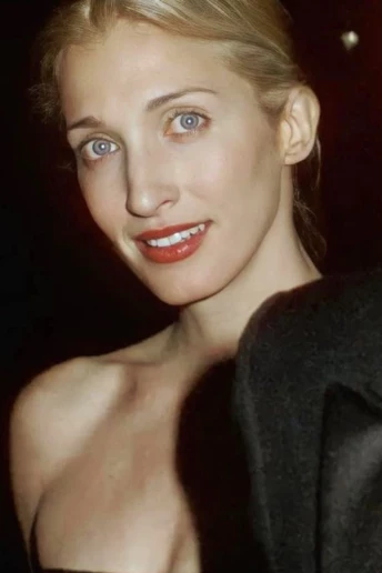 Чому мінімалістична краса 90-х Керолін Бессетт-Кеннеді досі так нас зачаровує