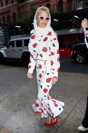 Найелегантніші аксесуари 2026 року — капелюшки-пілюлі, рукавички та хустки в стилі 1960-х