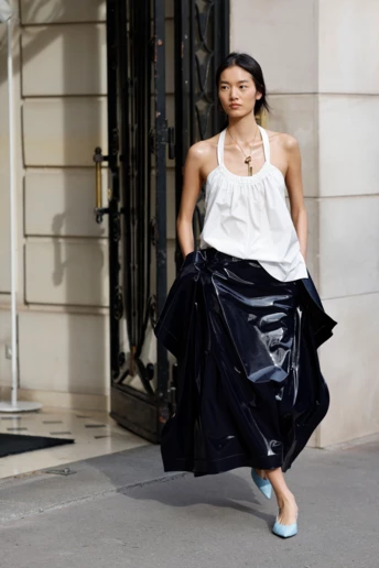 Лакова спідниця — річ, яка має зʼявитися в вашому гардеробі цього року