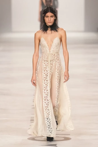 «Менше я, більше ми»: дебютна колекція Марії Грації К’юрі для Fendi