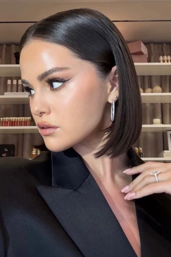 Соковитий рожевий глянець: Селена Гомес демонструє найделікатніший нейл-тренд весни