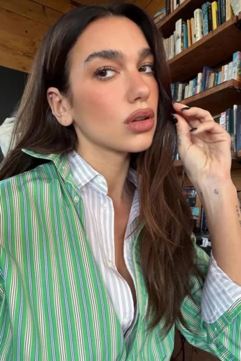 Повторюємо за модницями: цього сезону носимо дві "татові" сорочки одночасно 