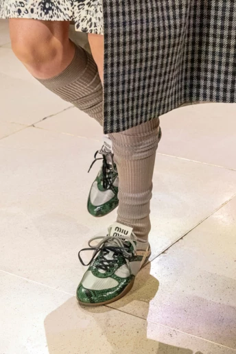 Один простий трюк із шнурівками, який зробить ваші кросівки модними у 2026 році