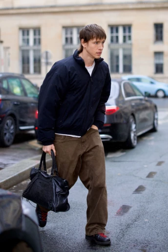 Bag Boy Club: Гарріс Дікінсон обирає культову Balenciaga City