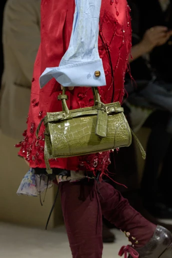 Блакитний + червоний — трендове поєднання кольорів, яке освіжає образи