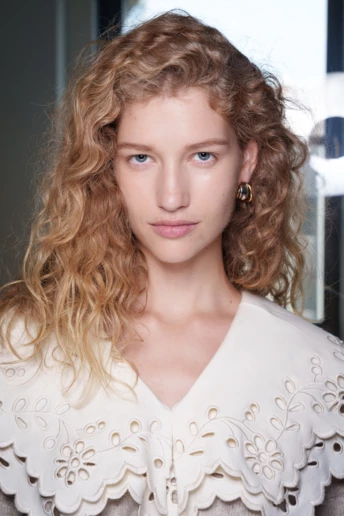 Наймодніші стрижки сезону весна-літо 2026: від піксі до м’яких романтичних хвиль