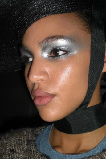 "Брудний" глянець — чому макіяж з показу Vivienne Westwood стане головним трендом 2026