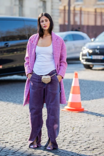 Фіолетові джинси – новий головний тренд 2026: 4 відтінки, які замінять класичний денім