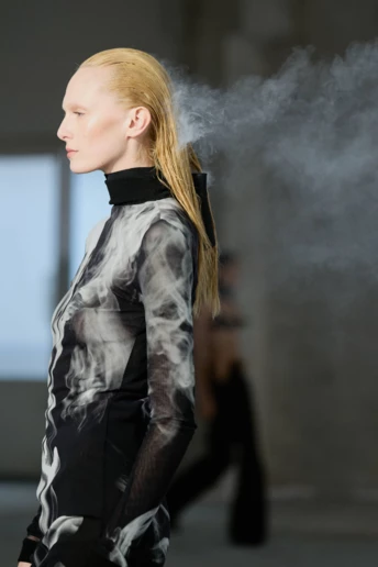 У Jean Paul Gaultier модель вийшла на подіум із волоссям, яке (буквально) диміло